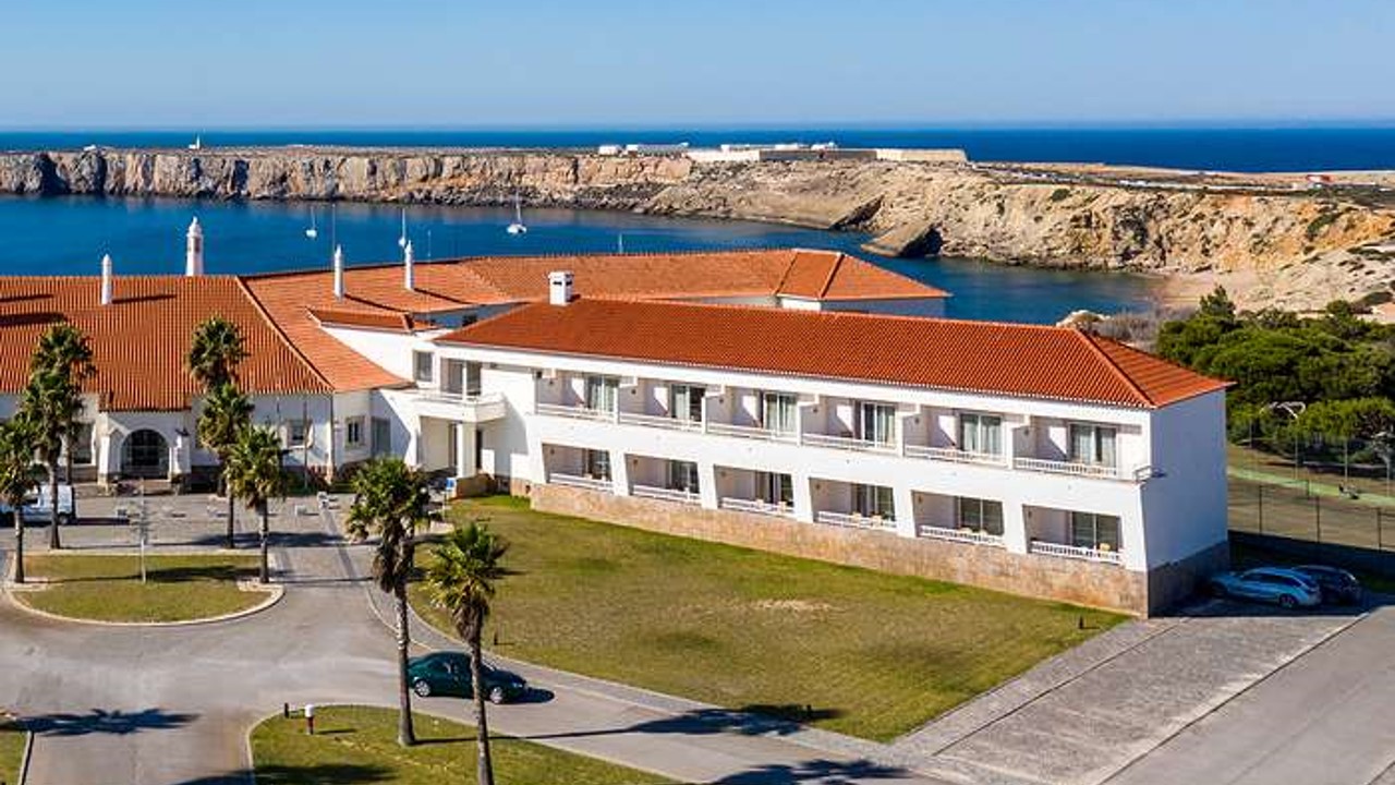 A Pousada de Sagres está localizada sobre uma falésia na vila de Sagres, no extremo sudoeste de Portugal, com vistas privilegiadas sobre o Oceano Atlântico, a Fortaleza de Sagres e o Farol do Cabo de São Vicente. Combina tranquilidade, conforto e uma localização única, proporcionando uma experiência autêntica num dos cenários mais emblemáticos do Algarve.