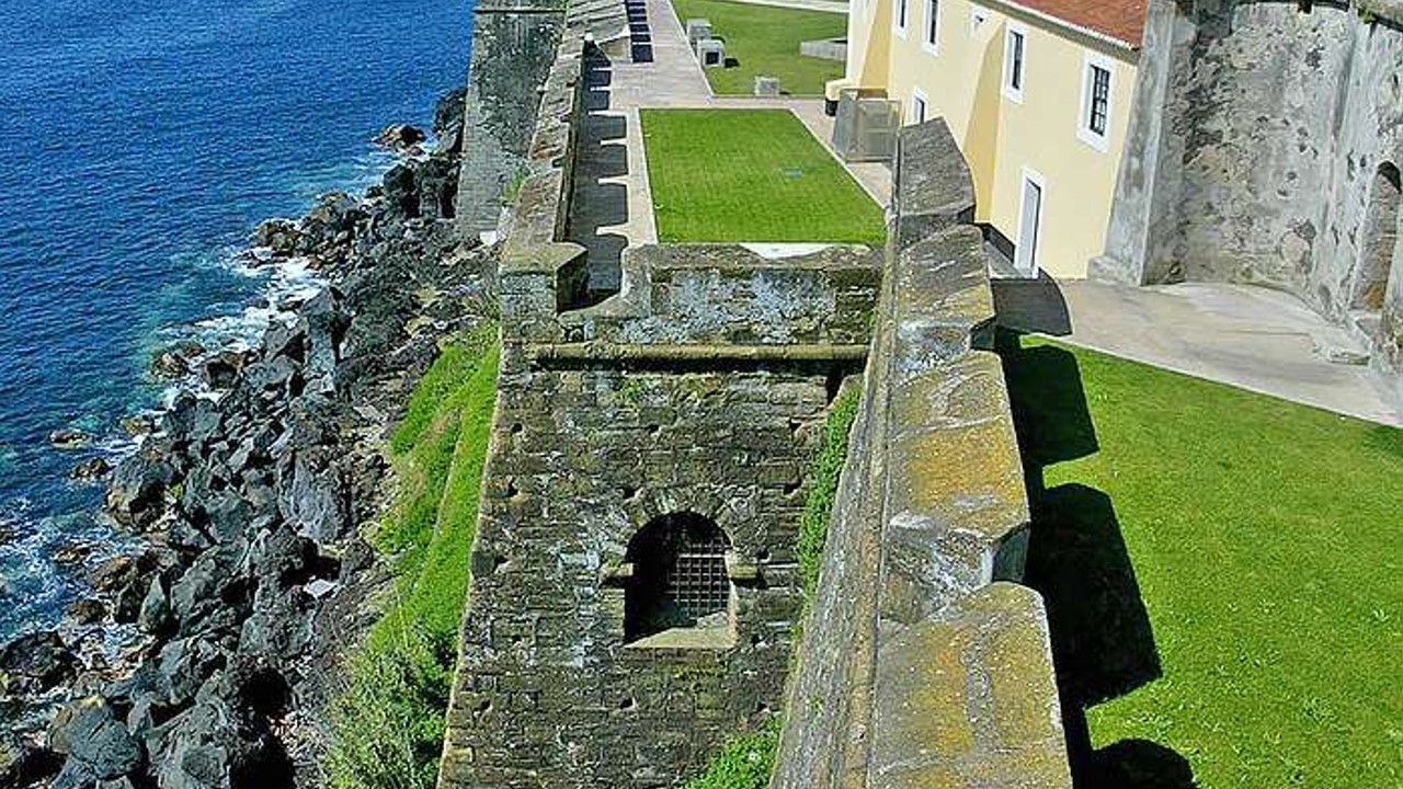 A Pousada Forte de Angra do Heroísmo está localizada no Forte de São Sebastião, uma fortaleza do século XVI situada no centro histórico de Angra do Heroísmo, na Ilha Terceira. Com vistas privilegiadas sobre o Atlântico e integrada num local classificado como Património Mundial pela UNESCO, combina património, conforto e uma experiência única no coração dos Açores.