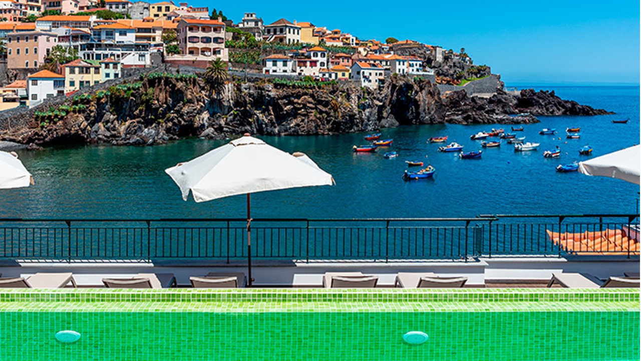 O Pestana Churchill Bay está localizado na pitoresca baía de Câmara de Lobos, a poucos minutos do Funchal. Instalado nos antigos Paços do Concelho e na antiga lota, junto ao mar, combina património, conforto e vistas deslumbrantes sobre a baía que inspirou Winston Churchill, proporcionando uma experiência autêntica num dos cenários mais emblemáticos da ilha.