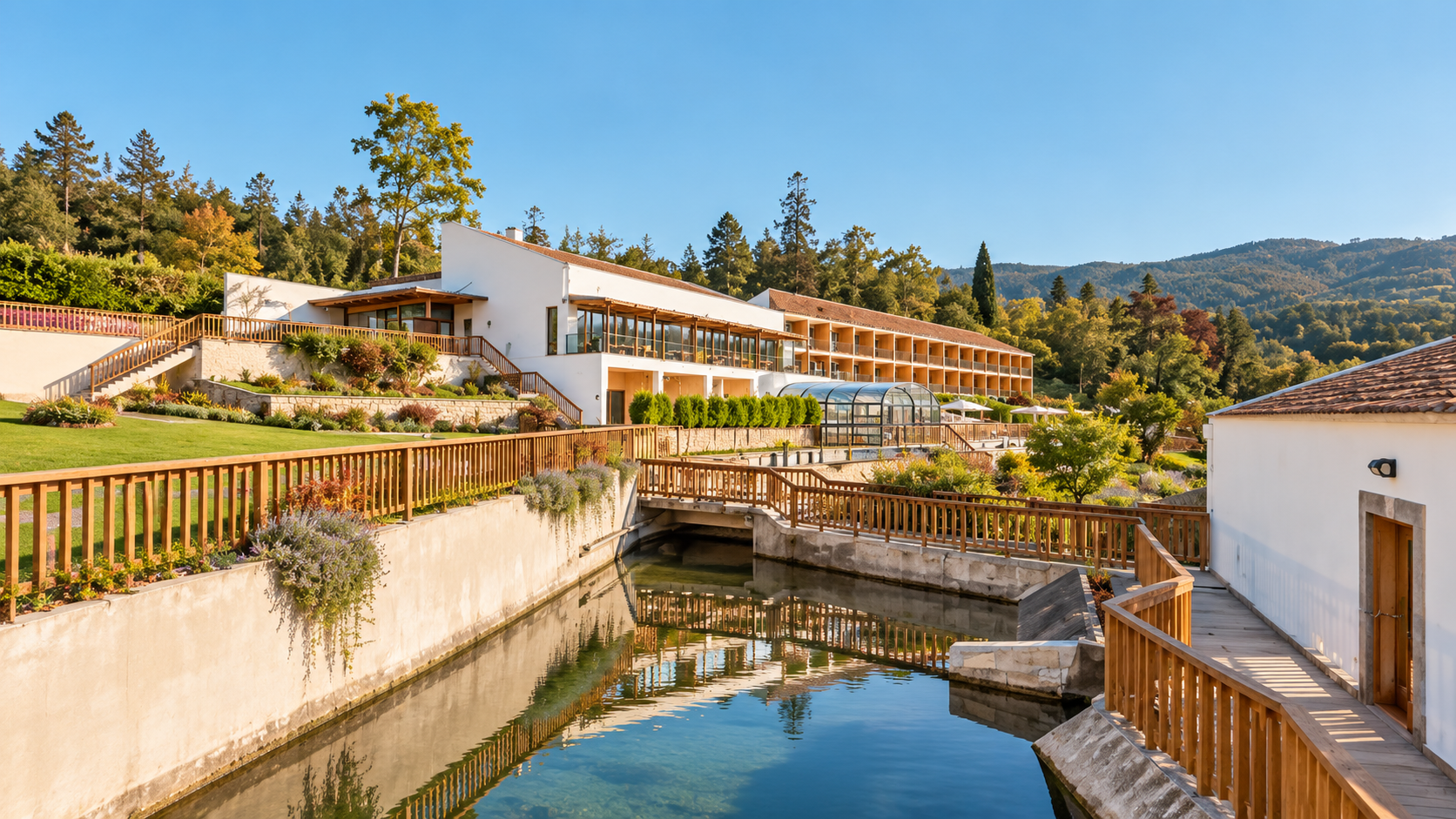 O Hotel Rural Vale do Rio está localizado em Palmaz, Oliveira de Azeméis, numa paisagem verdejante atravessada pelo rio Caima. Este eco-hotel de quatro estrelas combina natureza, bem-estar e sustentabilidade, oferecendo uma experiência tranquila com spa, conforto contemporâneo e uma forte ligação ao património natural da região.
