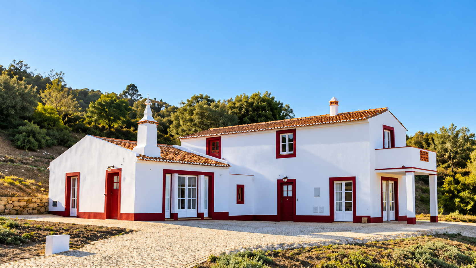 As Marvão Country Houses – Casa Queixos I e II estão localizadas em Santo António das Areias, junto à vila histórica de Marvão, no Alto Alentejo. Implantadas numa encosta com vistas privilegiadas para o castelo e para a Serra de São Mamede, combinam conforto, privacidade e contacto com a natureza, proporcionando uma experiência autêntica e tranquila num dos mais belos cenários da região.