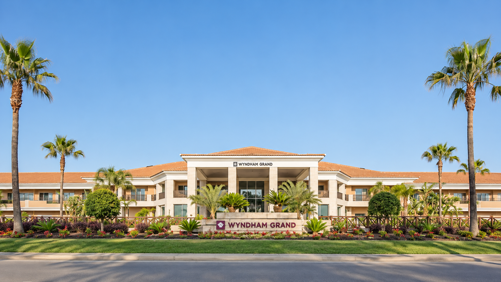 O Wyndham Grand Algarve Quinta do Lago está localizado na exclusiva Quinta do Lago, em Almancil, no coração do Parque Natural da Ria Formosa. Este elegante hotel de cinco estrelas combina luxo, conforto e natureza, oferecendo amplas suites, serviços de excelência e uma localização privilegiada junto às praias, campos de golfe e principais atrações do Algarve.