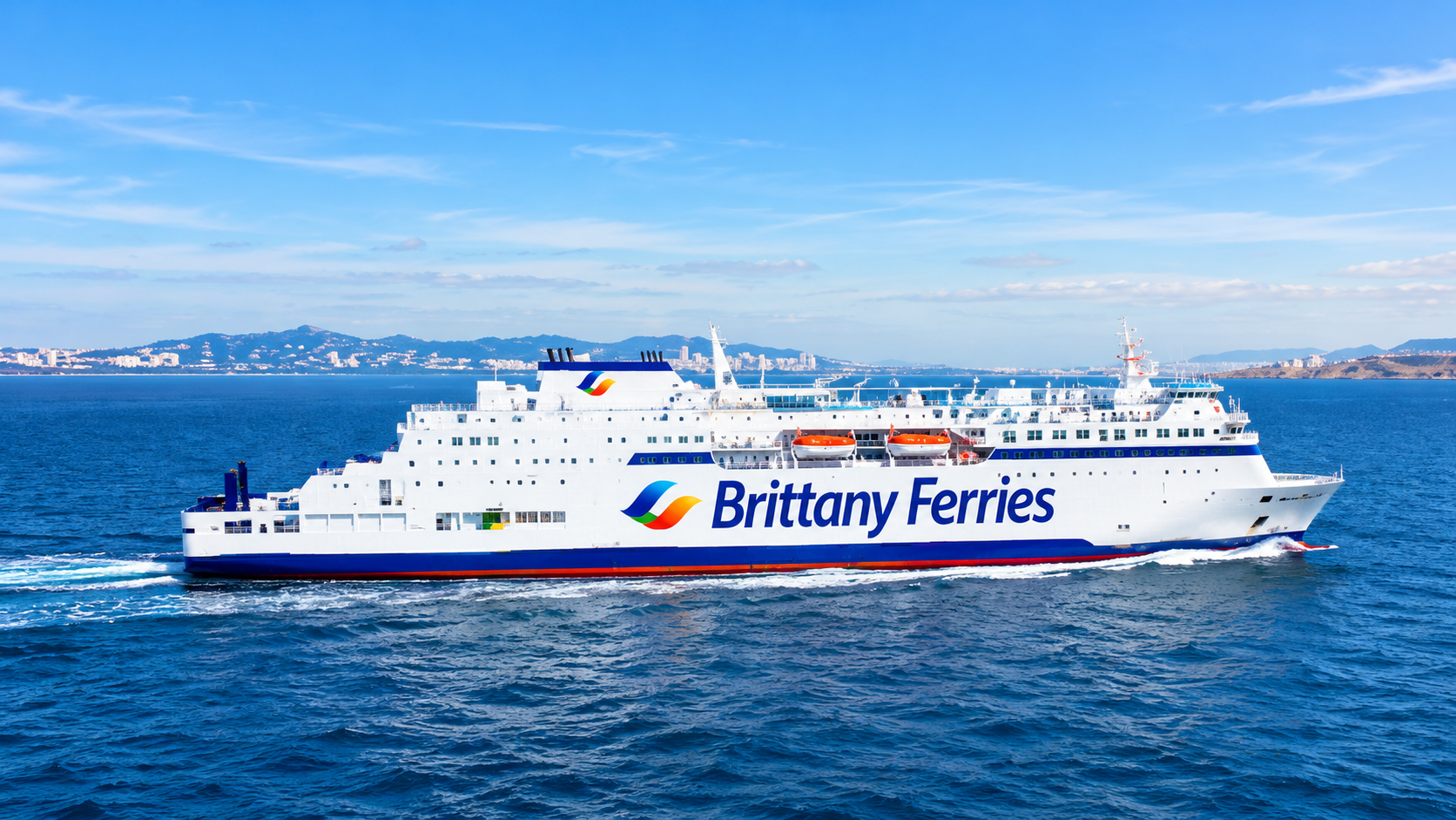 A Brittany Ferries está a promover uma campanha de tarifas especiais para quem pretende descobrir a Inglaterra ou a Irlanda nos próximos meses. Com partidas disponíveis até 30 de abril de 2027, a oferta abrange travessias entre Bilbau e Santander, em Espanha, e os portos de Portsmouth, Plymouth e Rosslare, permitindo planear escapadinhas de Outono, férias de Natal ou viagens no início do próximo ano.

Os viajantes podem escolher entre diferentes modalidades de bilhete, desde a económica Early Bird, destinada a reservas efetuadas com mais de 60 dias de antecedência, até às opções Standard e Flexi, que oferecem maior flexibilidade para alterações ou cancelamentos.