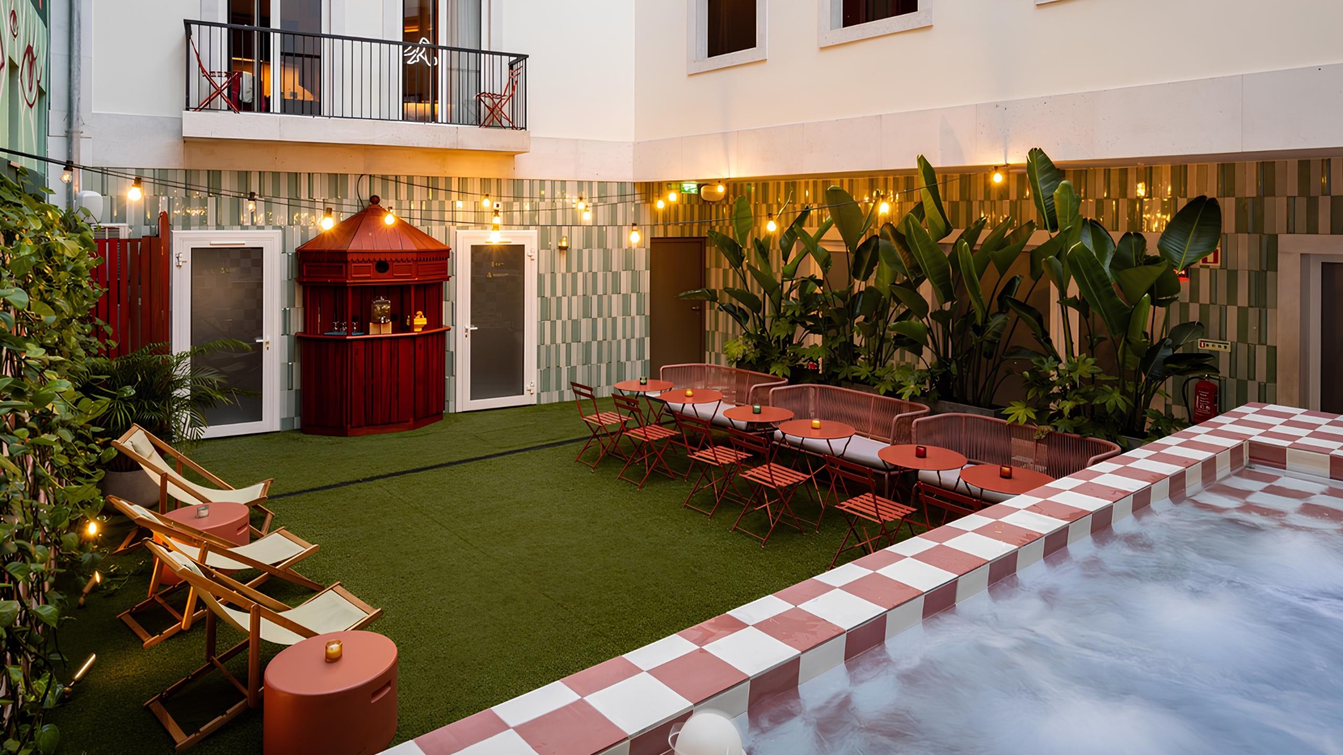 Este alojamento de quatro estrelas distingue-se pelo design arrojado, pela decoração inspirada no glamour e no burlesco e por uma atmosfera intimista.