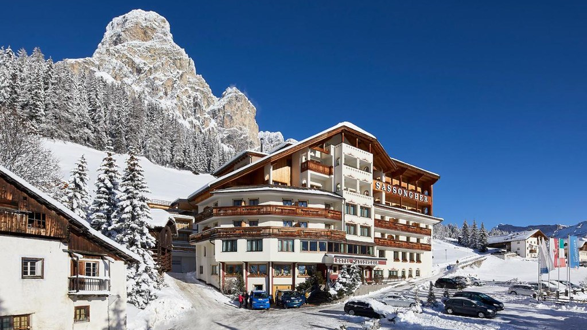 Nas Dolomitas italianas, o Hotel Sassongher é uma excelente escolha para quem procura aliar o esqui à hospitalidade alpina. A estância de Corvara oferece pistas de diferentes níveis, rodeadas por cenários montanhosos impressionantes, ideais tanto para quem está a ganhar confiança como para esquiadores mais experientes.