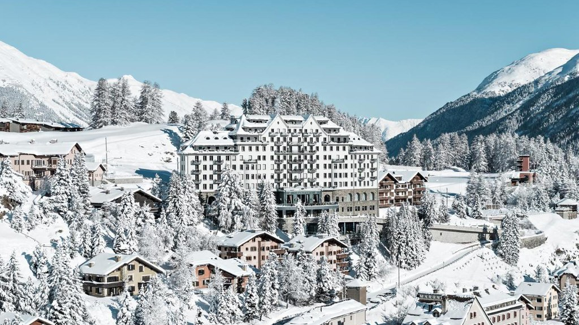 Em St. Moritz, uma das estâncias de inverno mais glamorosas dos Alpes, o Carlton Hotel é sinónimo de exclusividade. Com uma localização elevada sobre o lago, oferece vistas extraordinárias e uma experiência marcada pelo serviço personalizado, pela gastronomia requintada e pelo bem-estar.