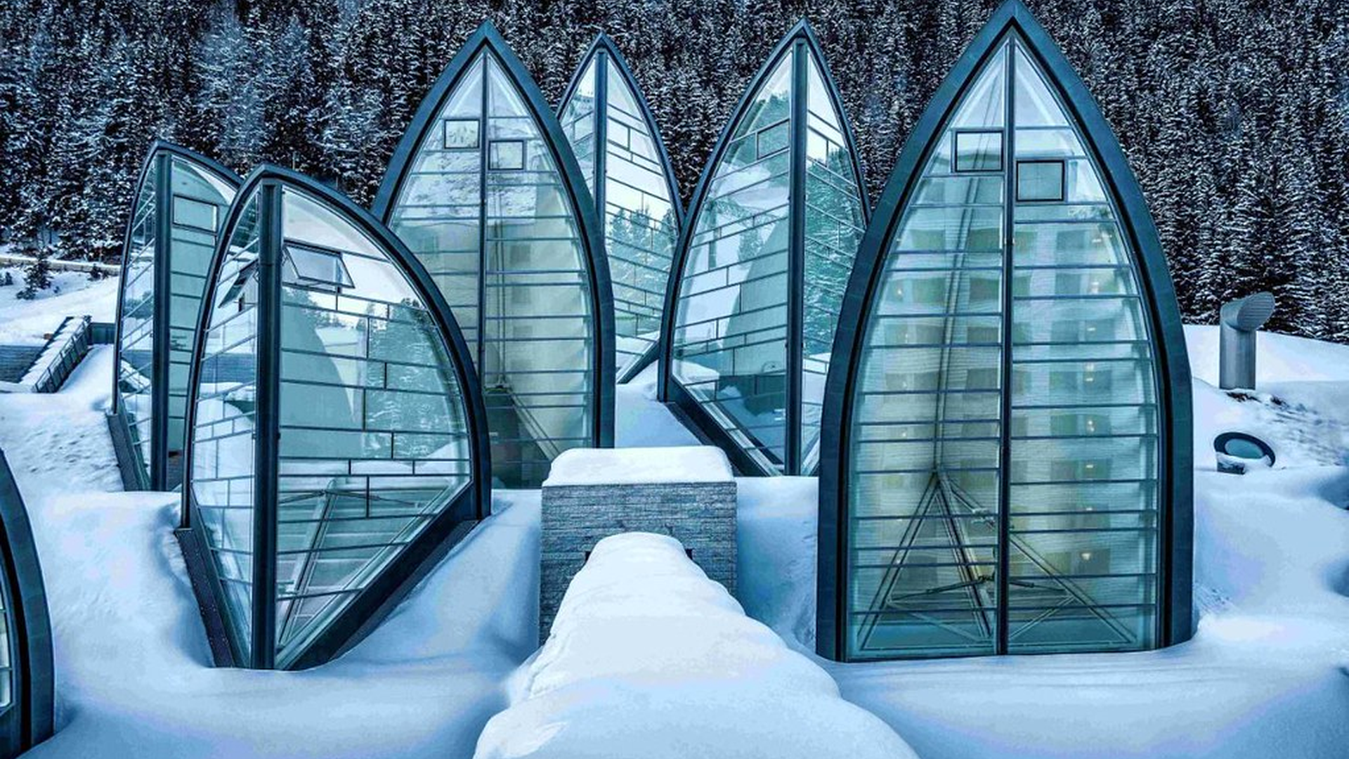 Para quem quer aproveitar ao máximo cada dia na neve, o Tschuggen Grand Hotel oferece uma localização privilegiada em Arosa. Um dos seus grandes atrativos é o Tschuggen Express, um transporte de montanha privado que facilita o acesso à zona de esqui.