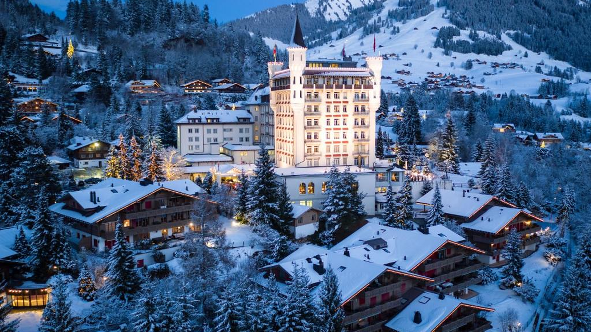 Com a sua silhueta imponente sobre a paisagem nevada, o Gstaad Palace é um dos nomes emblemáticos da hotelaria de luxo suíça. Os quartos e as suítes oferecem vistas sobre as montanhas, num ambiente que combina elegância clássica com o conforto de um refúgio alpino.