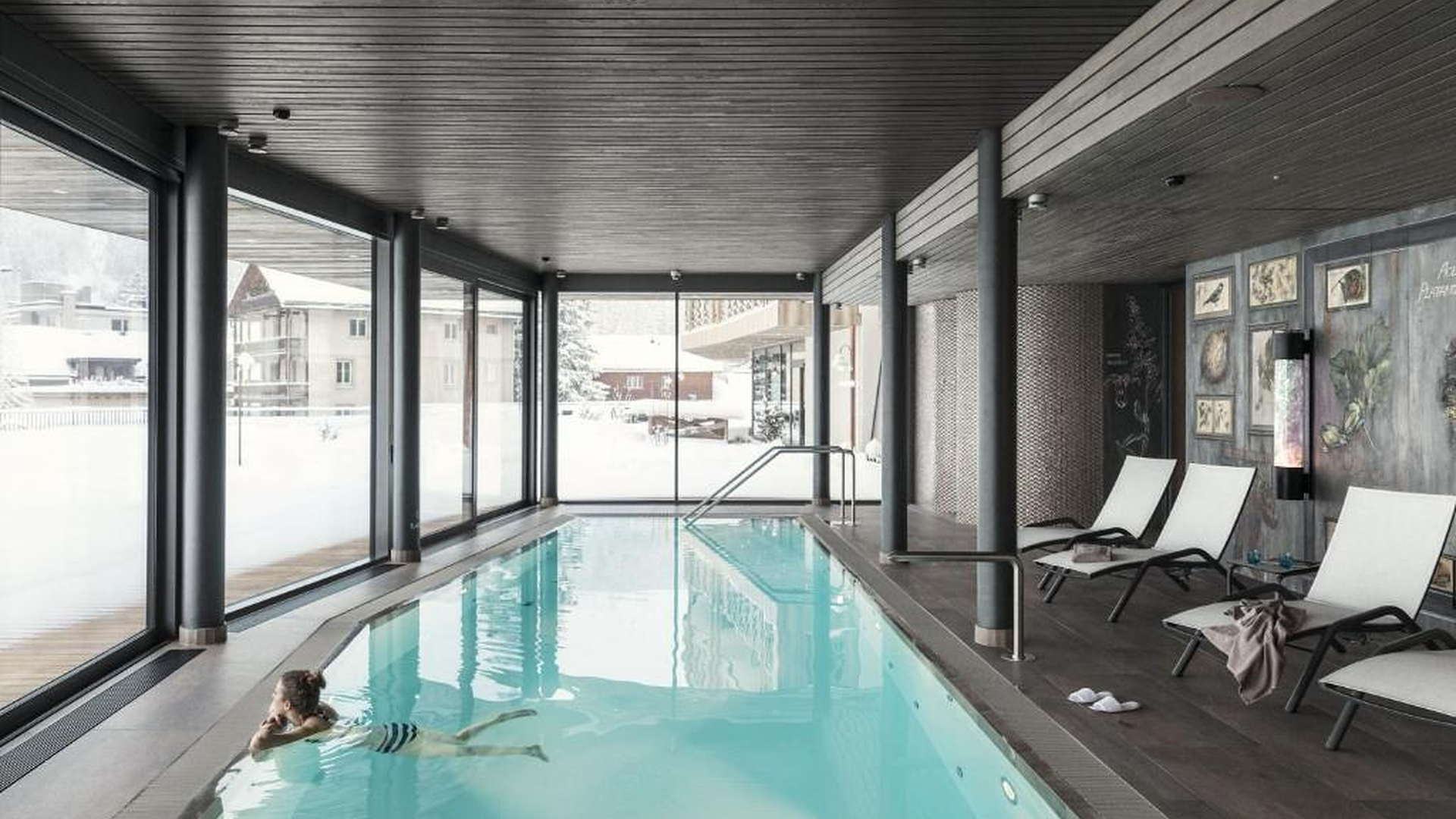 Com a sua silhueta imponente sobre a paisagem nevada, o Gstaad Palace é um dos nomes emblemáticos da hotelaria de luxo suíça. Os quartos e as suítes oferecem vistas sobre as montanhas, num ambiente que combina elegância clássica com o conforto de um refúgio alpino.