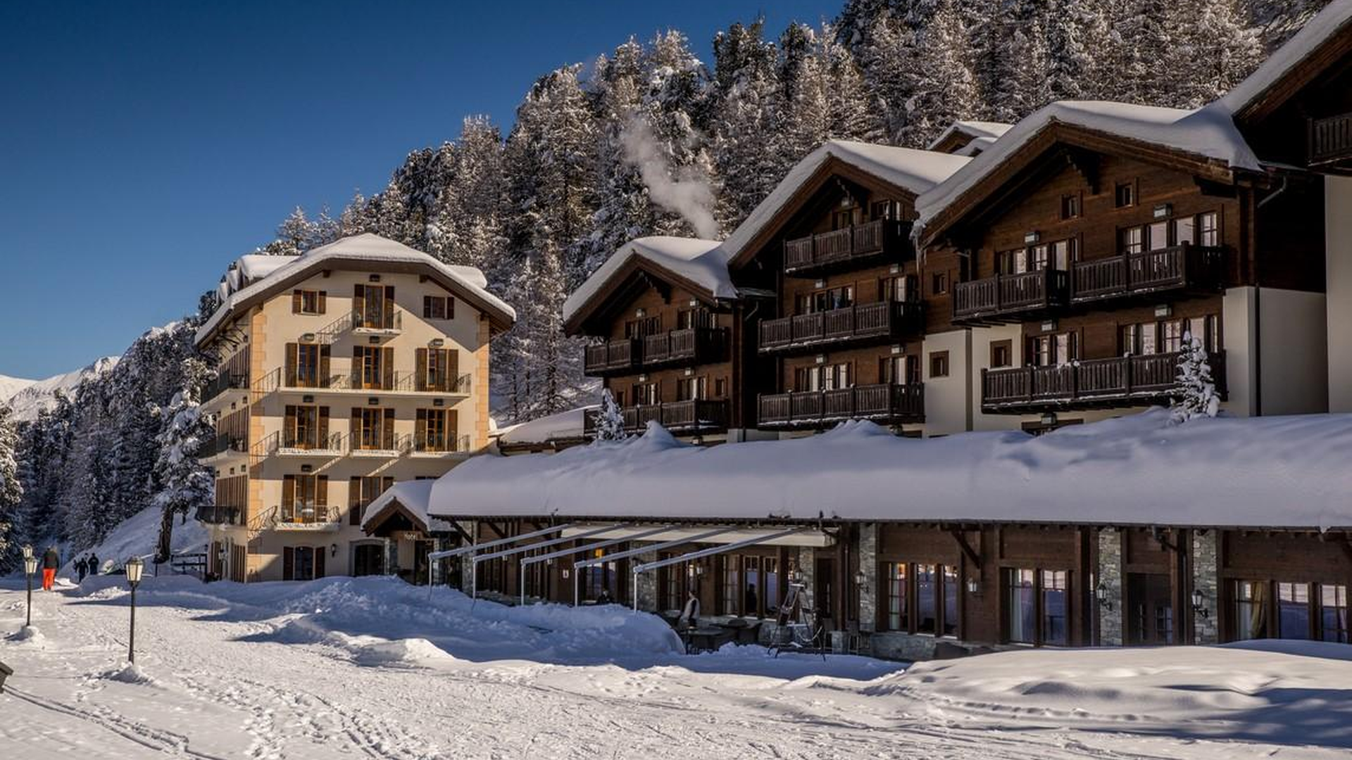 A 2.222 metros de altitude, este resort oferece uma experiência alpina verdadeiramente especial, com vistas privilegiadas sobre o Matterhorn e acesso à área de esqui de Zermatt.