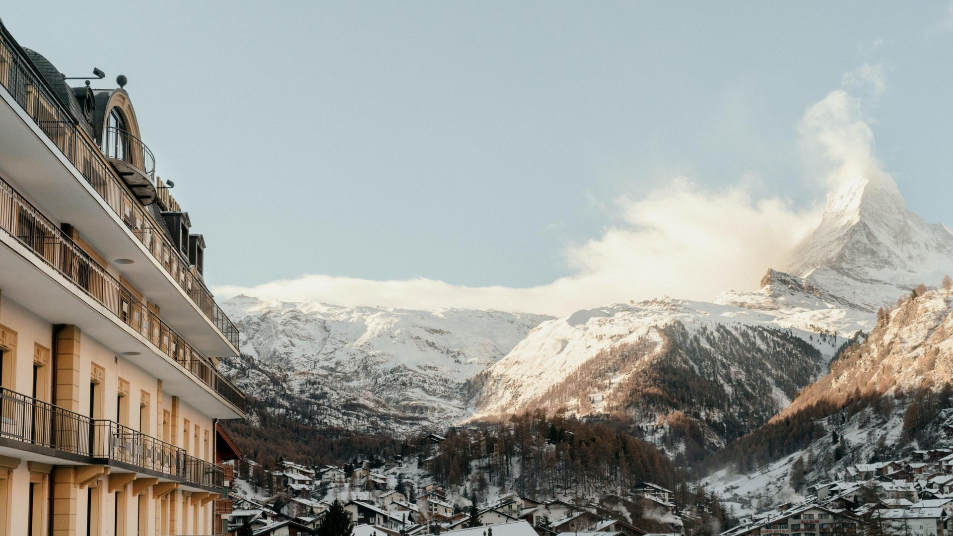 O hotel dispõe de spa, piscina interior e espaços de relaxamento, sendo uma base convidativa para explorar as pistas e desfrutar do ambiente exclusivo de Zermatt.