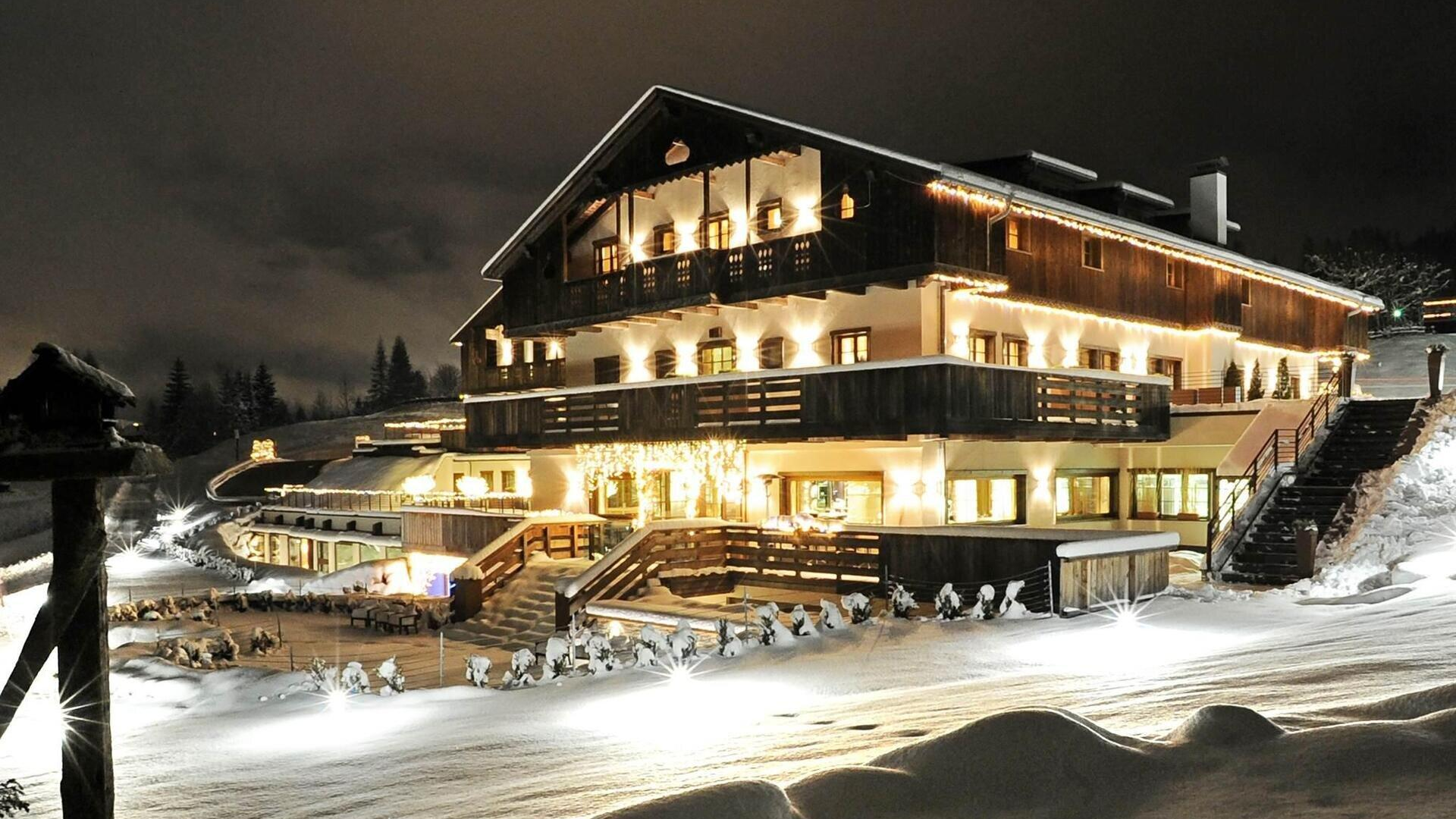 O hotel dispõe de spa, piscina interior e espaços de relaxamento, sendo uma base convidativa para explorar as pistas e desfrutar do ambiente exclusivo de Zermatt.