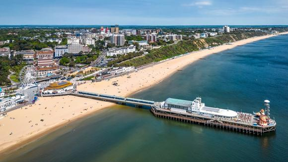 Na costa sul inglesa, Bournemouth destaca-se pelas praias de areia dourada, pelo passeio marítimo e pelos jardins. É também uma boa base para explorar a costa de Dorset e o New Forest National Park.