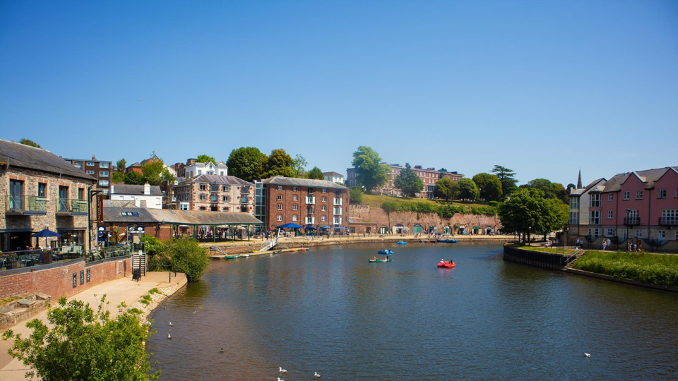Capital de Devon, Exeter combina história e natureza. Entre os principais pontos de interesse estão a catedral, as muralhas romanas e o cais histórico. A cidade permite ainda descobrir as paisagens rurais e costeiras do sudoeste de Inglaterra.