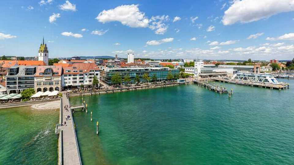 Nas margens do lago de Constança, Friedrichshafen oferece belas paisagens sobre a água e os Alpes. O Zeppelin Museum, dedicado à história dos dirigíveis, é uma das principais atrações, a par dos passeios junto ao lago e das excursões às localidades vizinhas.