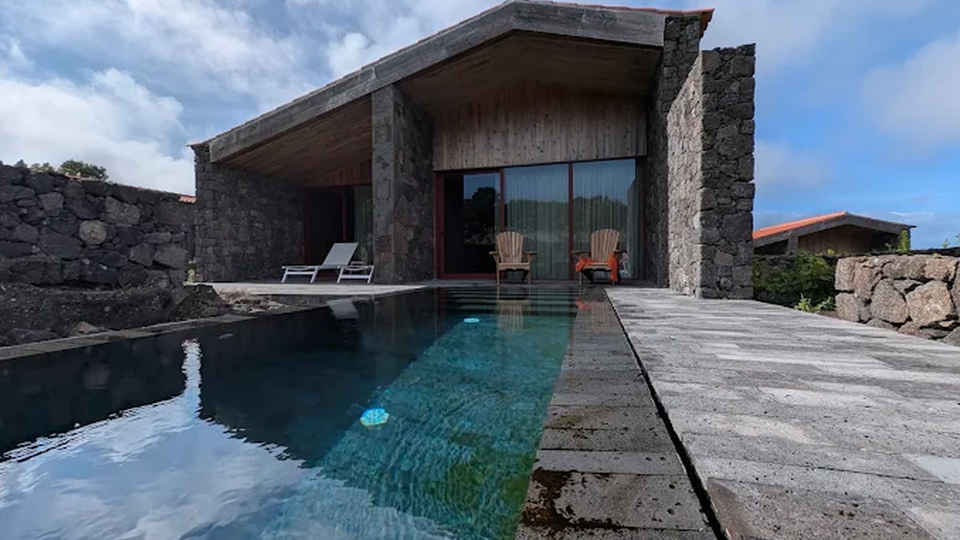 O Pico Vineyards – Wine Boutique Hotel está localizado na ilha do Pico, numa paisagem marcada por vinhas tradicionais e pela proximidade do Oceano Atlântico.