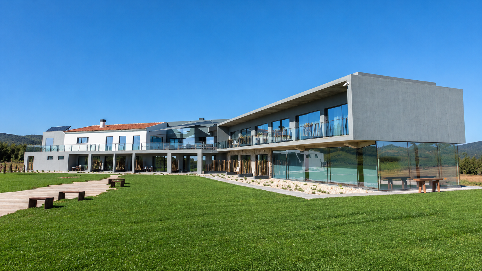 O Santa Cruz | Movement & Nature House, situado em Silveira, é um alojamento dedicado ao bem-estar, à natureza e à atividade física. Com vista sobre o Atlântico, combina conforto, spa, piscina interior e experiências como yoga, pilates, surf e passeios de bicicleta, proporcionando uma estadia de relaxamento e equilíbrio entre corpo e mente.