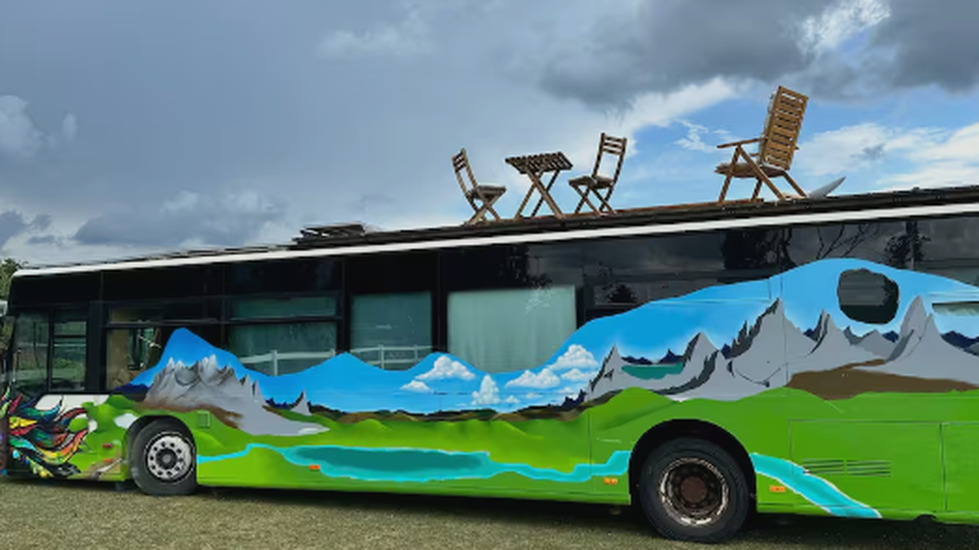 Camper Van/Motorhome – Alvares, Coimbra
Em Alvares, no coração da natureza portuguesa, este alojamento em camper van ou autocaravana oferece uma experiência diferente, ideal para quem procura tranquilidade e contacto com o ambiente rural. Com um espaço compacto e funcional, permite desfrutar do espírito de aventura das viagens sobre rodas, combinando simplicidade, conforto e liberdade numa escapadinha longe da agitação urbana.