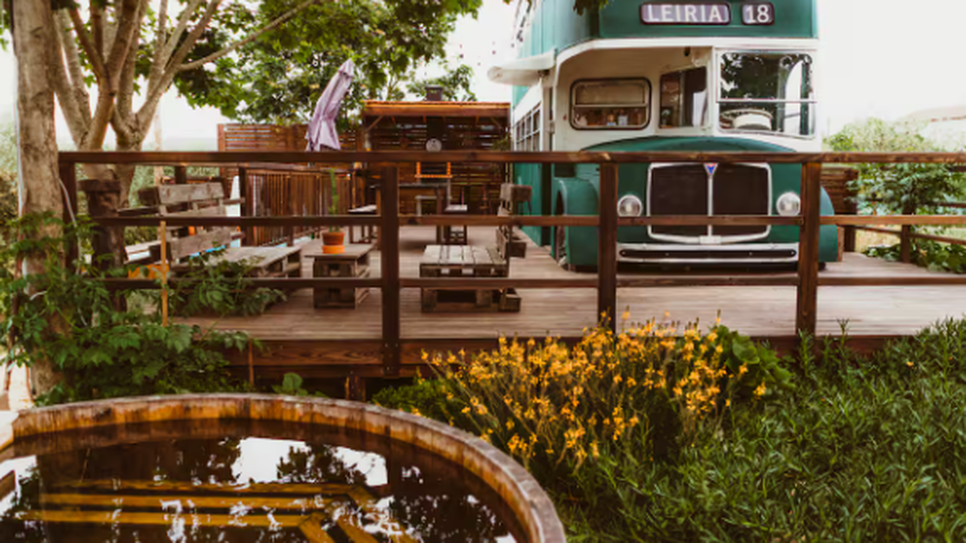 Um dos exemplos mais conhecidos é o Camping Bus, instalado no Arrabal, no concelho de Leiria. Trata-se de um antigo autocarro inglês de dois andares, dos anos 60, recuperado e transformado num alojamento para até quatro pessoas.