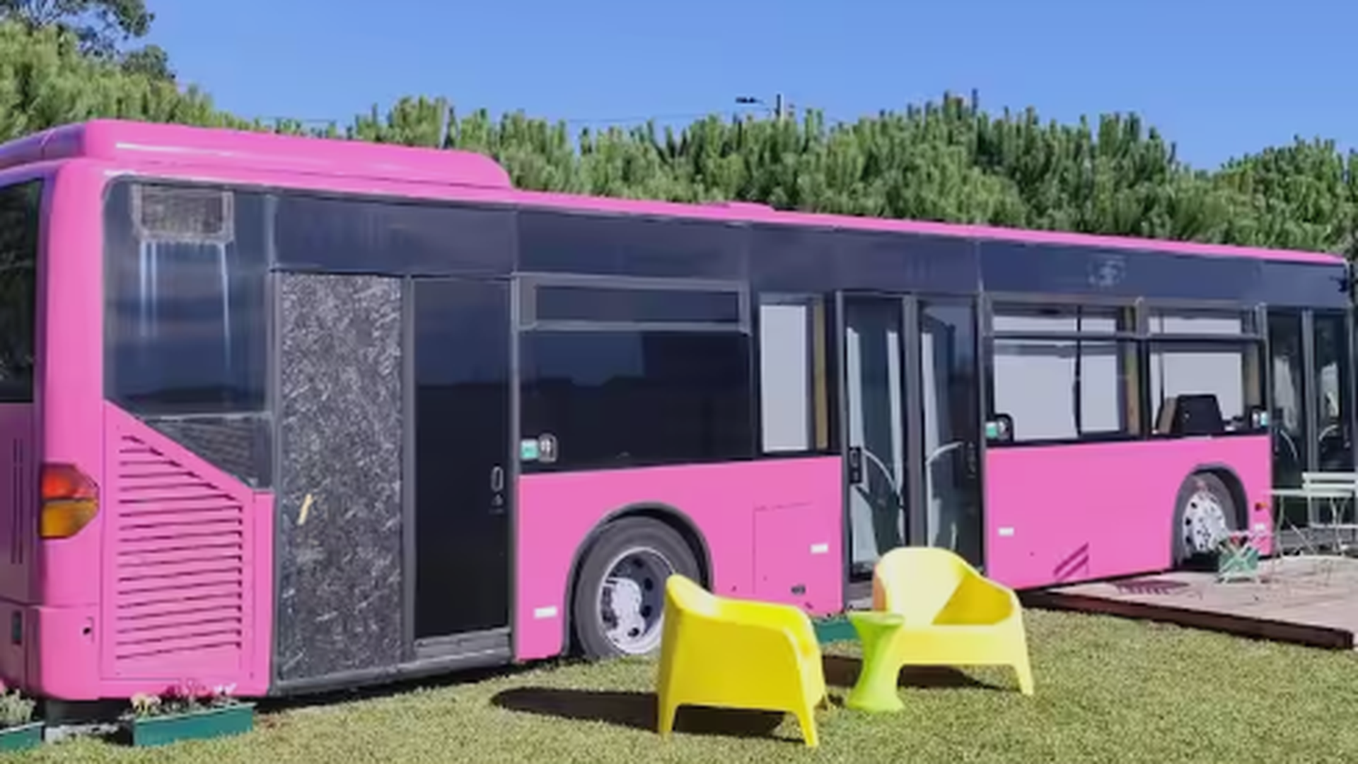 Perto da ria de Aveiro, o Autocarro Flamingo oferece uma experiência para quem aprecia paisagens aquáticas e ambientes tranquilos.
Este veículo foi adaptado para duas pessoas e conta com quarto, cozinha, casa de banho e espaço exterior privado. A localização permite explorar Aveiro, a Costa Nova e a Praia da Barra.
