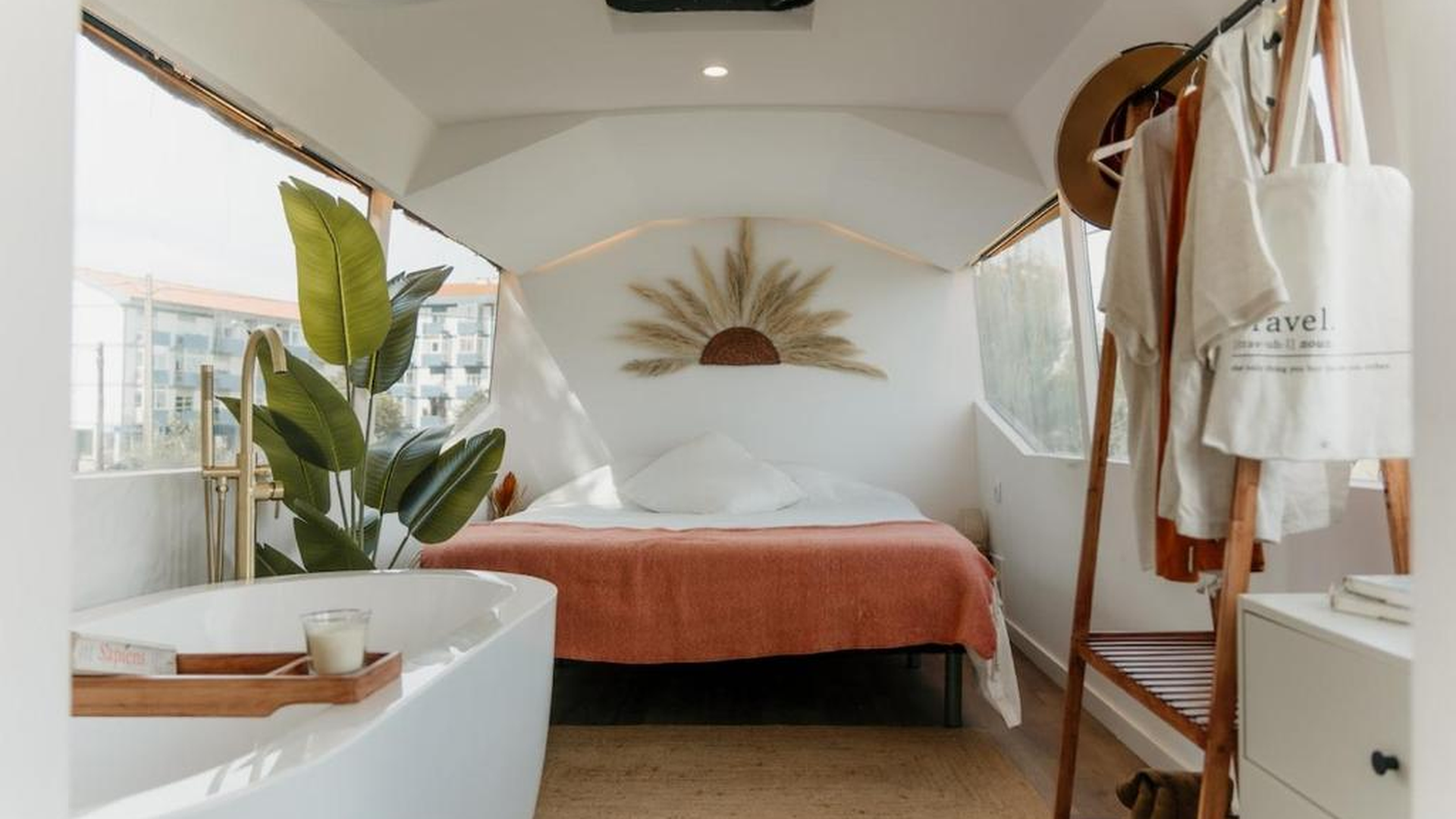 O Maria Flor Luxury Bus Converted Home é um alojamento original situado a 1,9 km de Praia da Foz do Lizandro, que transforma um autocarro numa pequena casa acolhedora e confortável. Com uma decoração cuidada e um ambiente intimista, oferece uma experiência diferente para quem procura uma escapadinha especial, longe dos alojamentos tradicionais. Uma combinação de criatividade, charme e conforto sobre rodas.