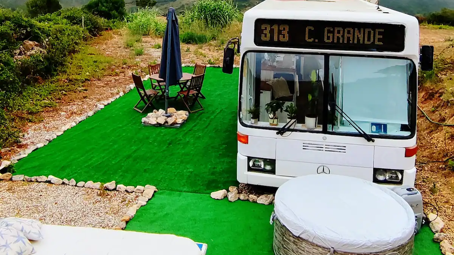 O Ericeira Magic Bus é um alojamento alternativo que transforma um autocarro numa casa acolhedora e cheia de personalidade. Permite desfrutar de uma experiência diferente, combinando o charme de uma casa sobre rodas com a proximidade das praias e o ambiente descontraído desta vila costeira. Uma proposta original para quem procura fugir à rotina e descobrir um alojamento fora do comum.