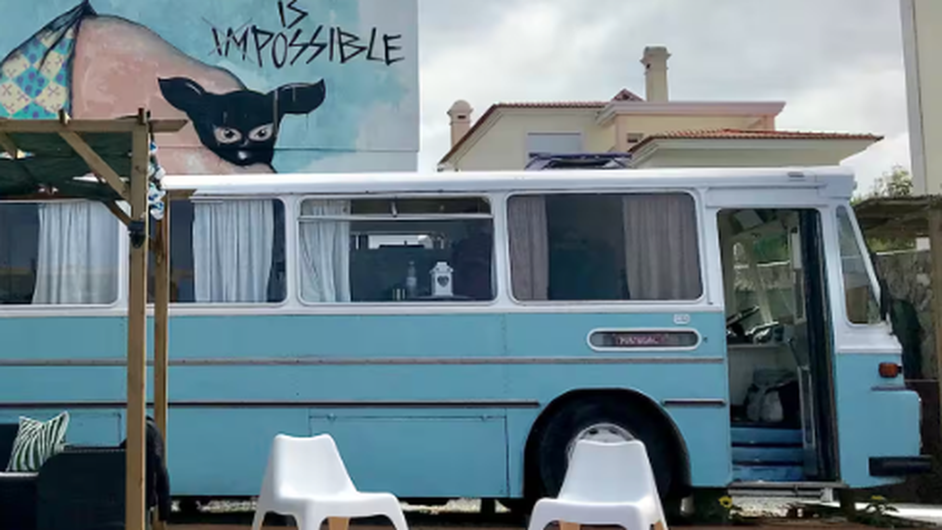 O Blue Dream tem uma história particularmente curiosa: foi utilizado como casa por uma família de quatro pessoas durante um ano de viagens, antes de ser instalado na região da Ericeira para receber visitantes.
A experiência de habitar o próprio autocarro inspirou a organização do espaço, que inclui quartos, cozinha, casa de banho e soluções de aproveitamento energético, como painéis solares.