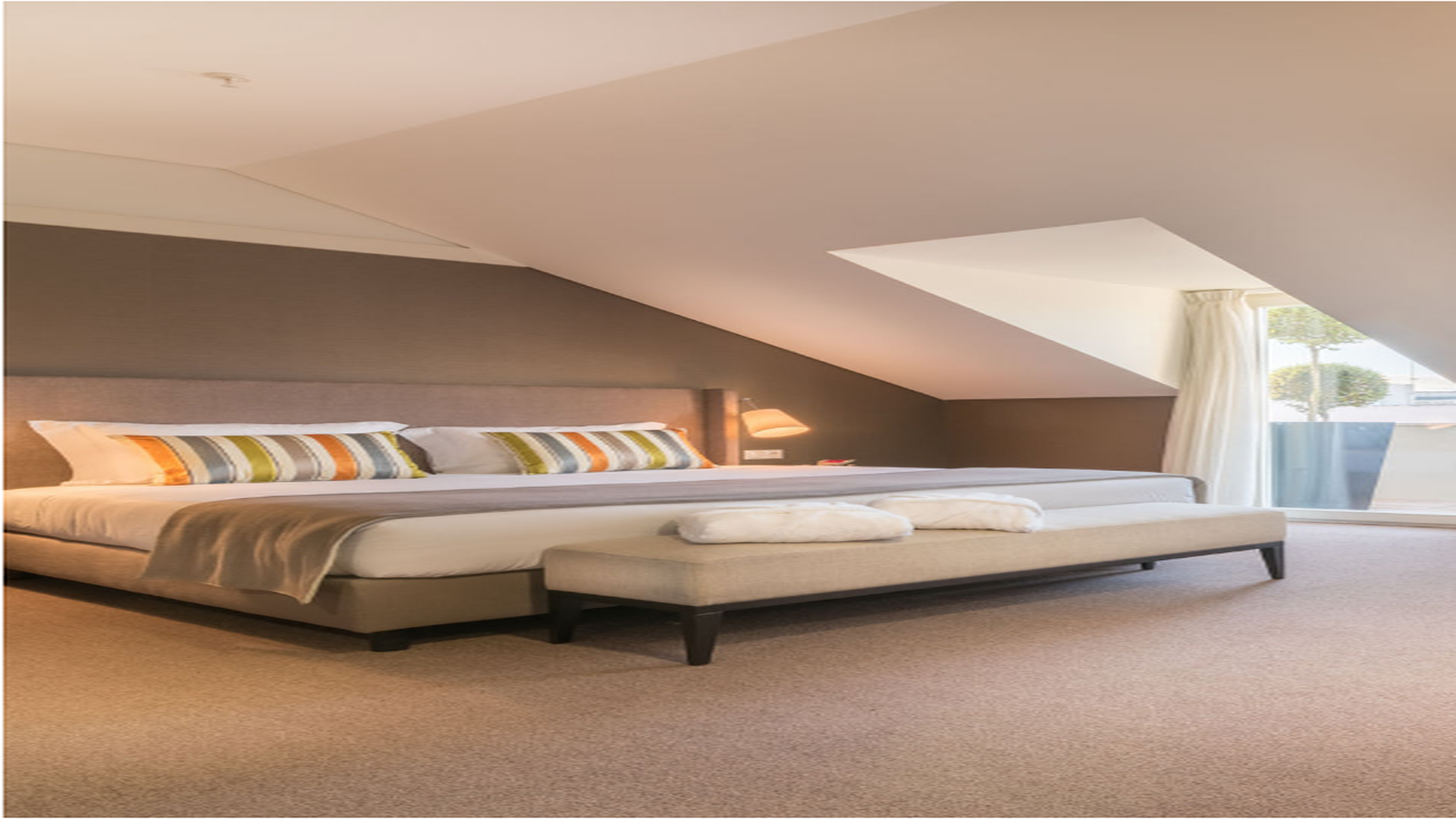 No coração da Figueira da Foz, o Universal Boutique Hotel coloca o Atlântico ao alcance de quem procura conciliar trabalho e uma escapadinha junto ao mar. O ambiente acolhedor e a proximidade da costa tornam esta unidade uma alternativa para mudar de cenário sem abdicar do conforto.