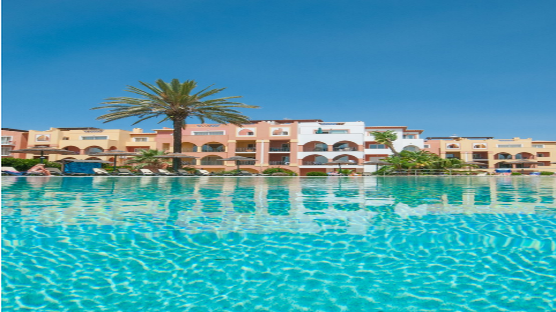 A poucos minutos do areal da Meia Praia, no Algarve, o Jardim da Meia Praia reúne apartamentos e moradias cuidadosamente decorados, com kitchenettes totalmente equipadas, Wi-Fi e terraços privados. Uma opção para quem procura autonomia e conforto durante uma estadia de trabalho fora de casa.